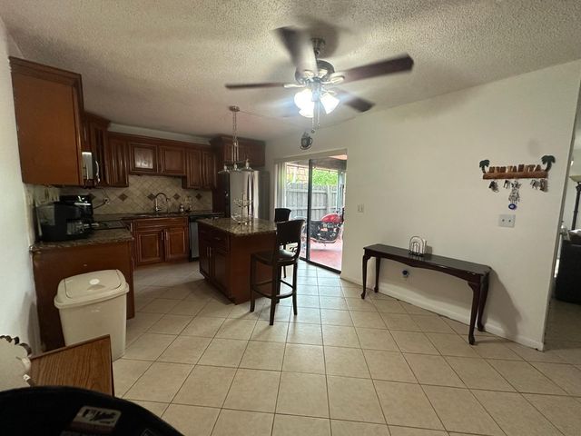 2100 WHITE PINE Circle D, Greenacres, FL 33415