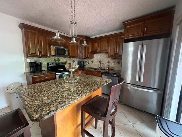 2100 WHITE PINE Circle D, Greenacres, FL 33415