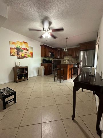2100 WHITE PINE Circle D, Greenacres, FL 33415