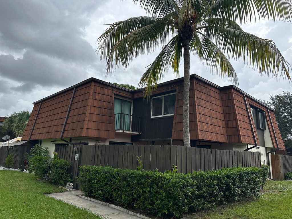 2100 WHITE PINE Circle D, Greenacres, FL 33415