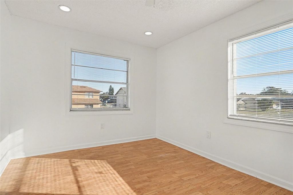 Image 31 of property listing at 2535 N ALAFAYA TRAIL 66, Orlando, FL 32826