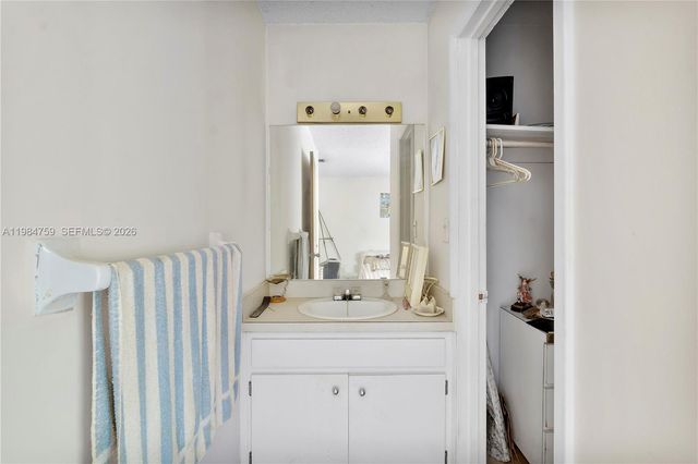 8133 Lagos De Campo Blvd J-1, Tamarac, FL 33321