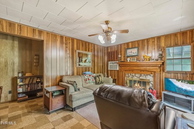 950 Middle Creek Road, Afton, TN 37616