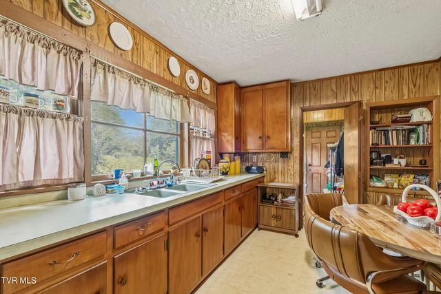 950 Middle Creek Road, Afton, TN 37616