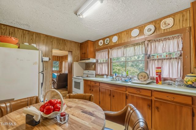 950 Middle Creek Road, Afton, TN 37616