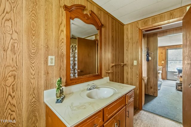 950 Middle Creek Road, Afton, TN 37616