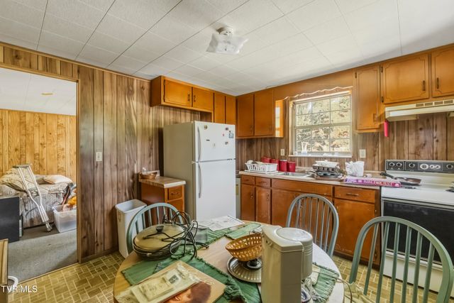 950 Middle Creek Road, Afton, TN 37616
