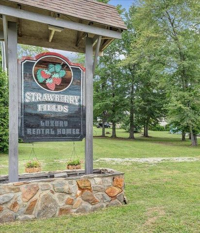 44 Strawberry Banks DR, Moneta, VA 24121