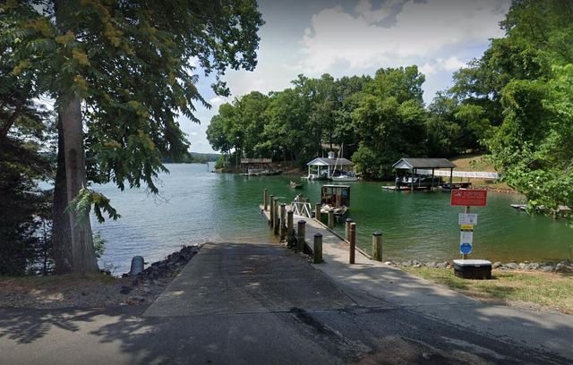 44 Strawberry Banks DR, Moneta, VA 24121