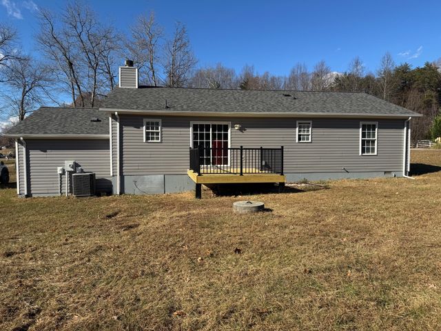 44 Strawberry Banks DR, Moneta, VA 24121