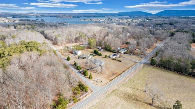 44 Strawberry Banks DR, Moneta, VA 24121