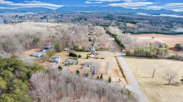 44 Strawberry Banks DR, Moneta, VA 24121