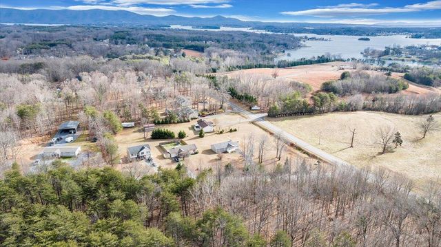 44 Strawberry Banks DR, Moneta, VA 24121
