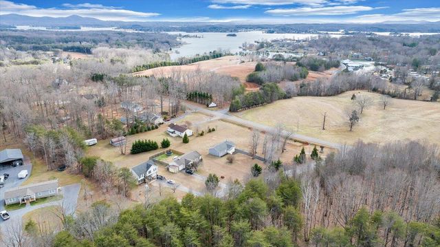 44 Strawberry Banks DR, Moneta, VA 24121