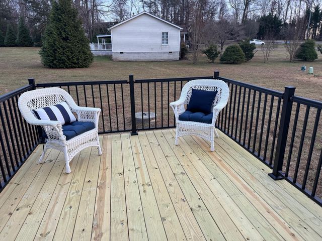 44 Strawberry Banks DR, Moneta, VA 24121