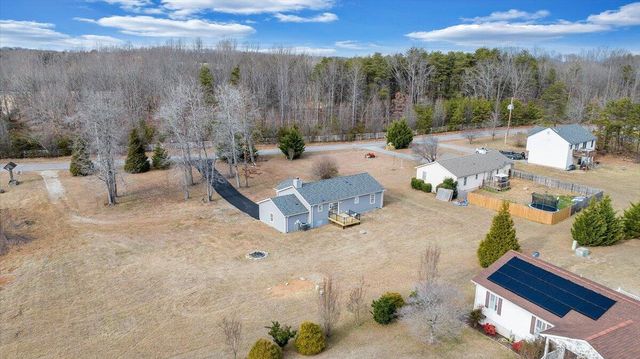 44 Strawberry Banks DR, Moneta, VA 24121
