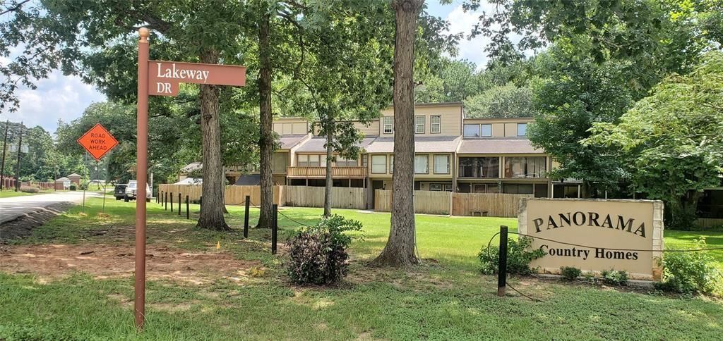 28 Lakeway Street, Conroe, TX 77304