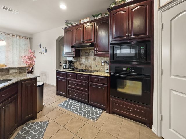 5801 Mira Lago Lane, Arlington, TX 76017