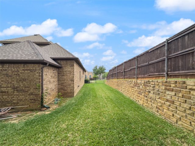 5801 Mira Lago Lane, Arlington, TX 76017