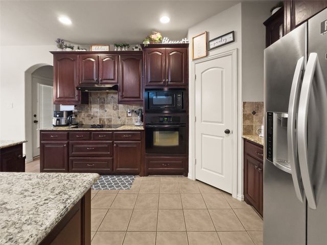 5801 Mira Lago Lane, Arlington, TX 76017