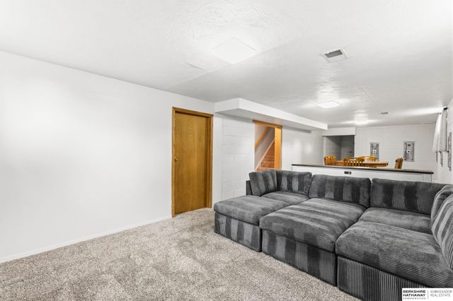 6645 Y Street, Lincoln, NE 68505