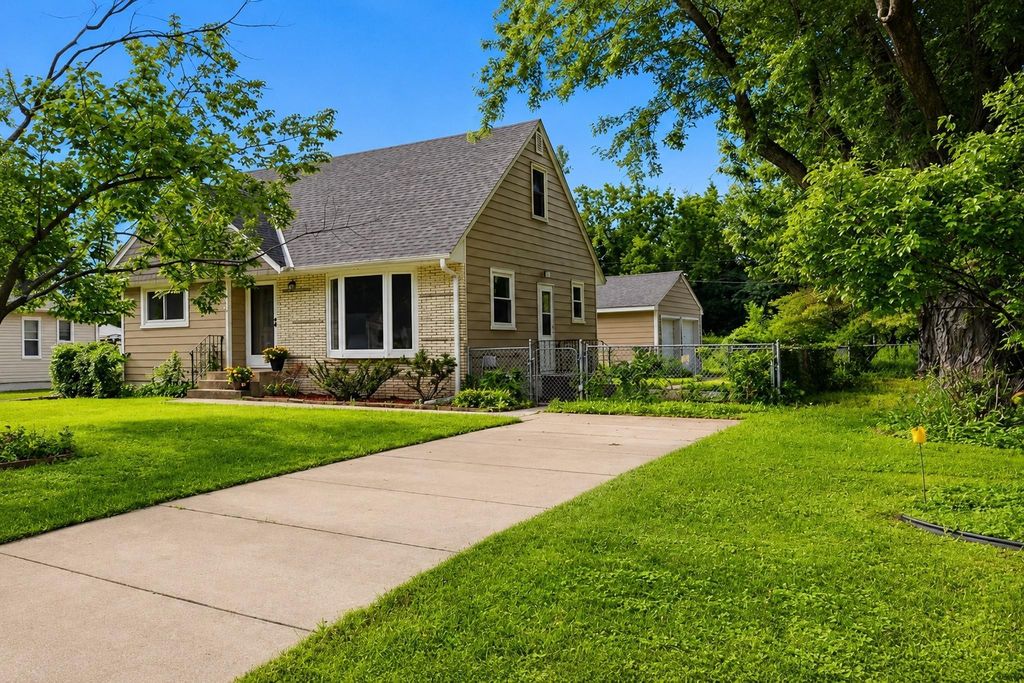 8933 Wally Drive, Golden Valley, MN 55427 — photo 2