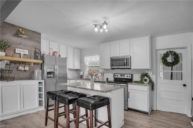 421 Plummer DR, Chesapeake, VA 23323