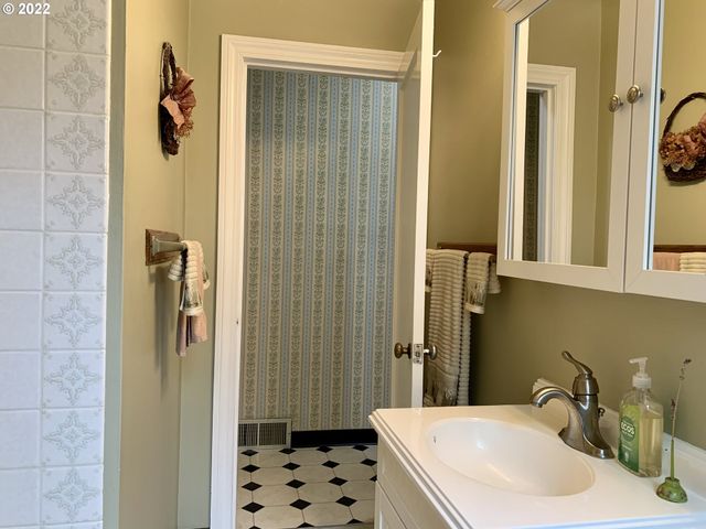 260 CRESCENT Dr, Kelso, WA 98626