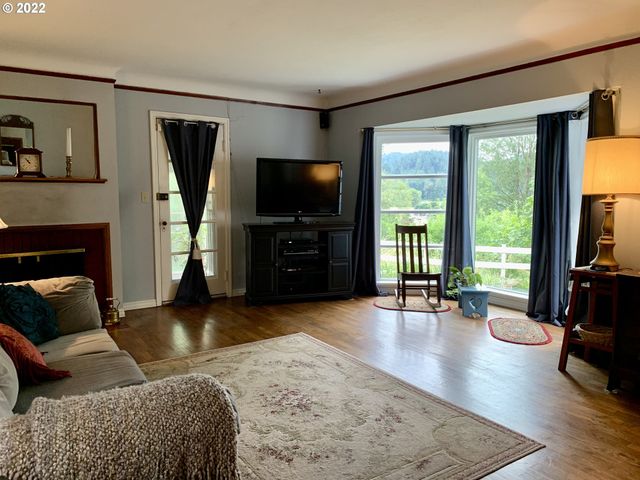 260 CRESCENT Dr, Kelso, WA 98626