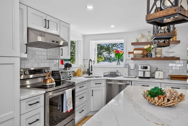 77 Furnace Ln, Pembroke, MA 02359