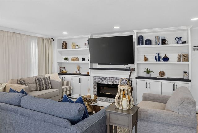 77 Furnace Ln, Pembroke, MA 02359