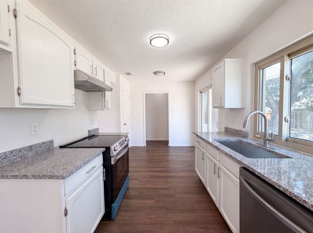 220 Creekwood Lane, Fort Worth, TX 76134