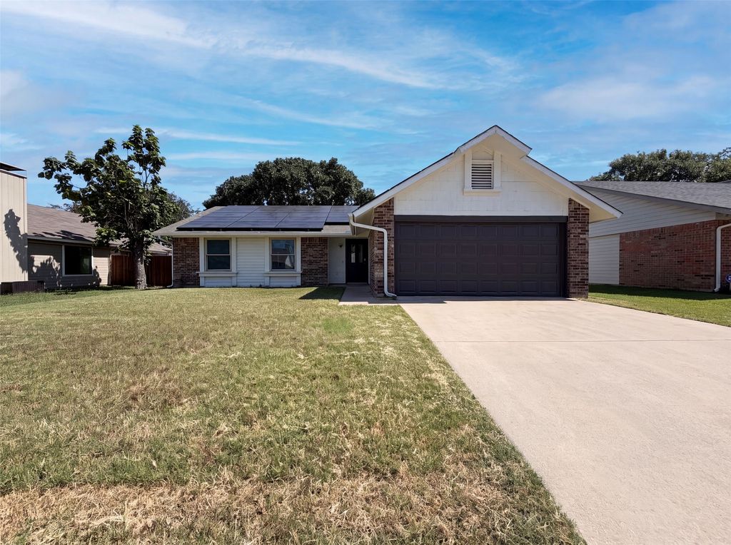 220 Creekwood Lane, Fort Worth, TX 76134