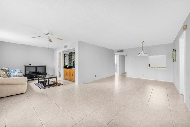6461 NW 2 Avenue 403, Boca Raton, FL 33487