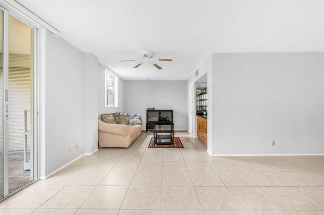6461 NW 2 Avenue 403, Boca Raton, FL 33487