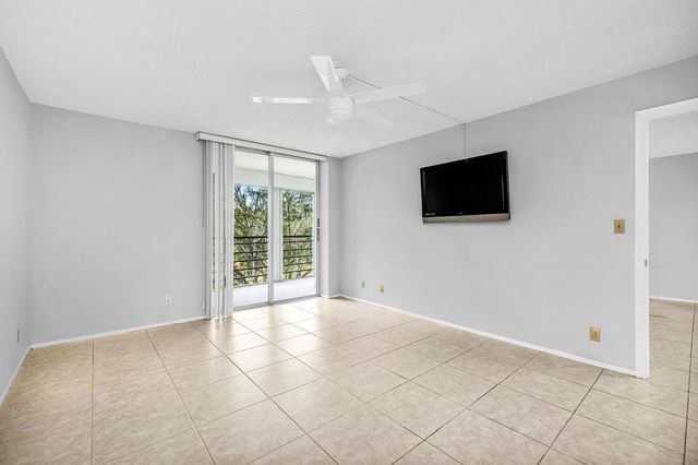 6461 NW 2 Avenue 403, Boca Raton, FL 33487