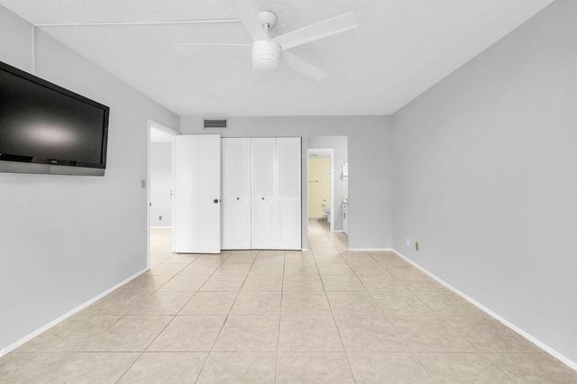 6461 NW 2 Avenue 403, Boca Raton, FL 33487