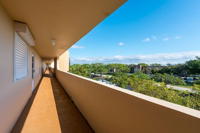 6461 NW 2 Avenue 403, Boca Raton, FL 33487