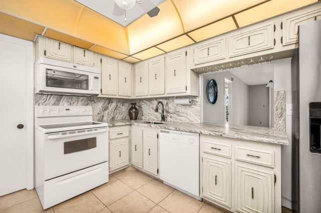 6461 NW 2 Avenue 403, Boca Raton, FL 33487