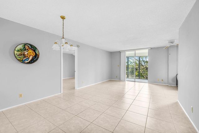 6461 NW 2 Avenue 403, Boca Raton, FL 33487