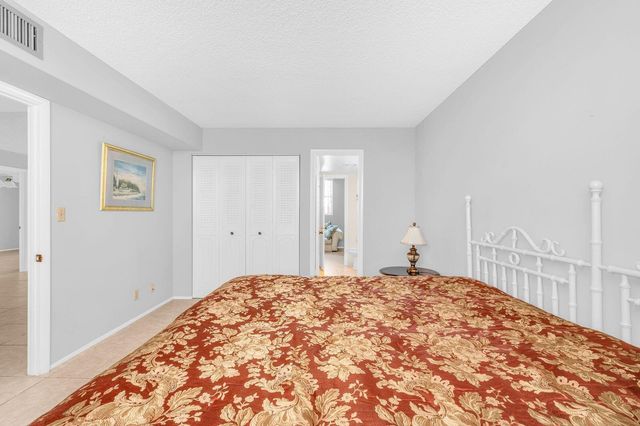 6461 NW 2 Avenue 403, Boca Raton, FL 33487