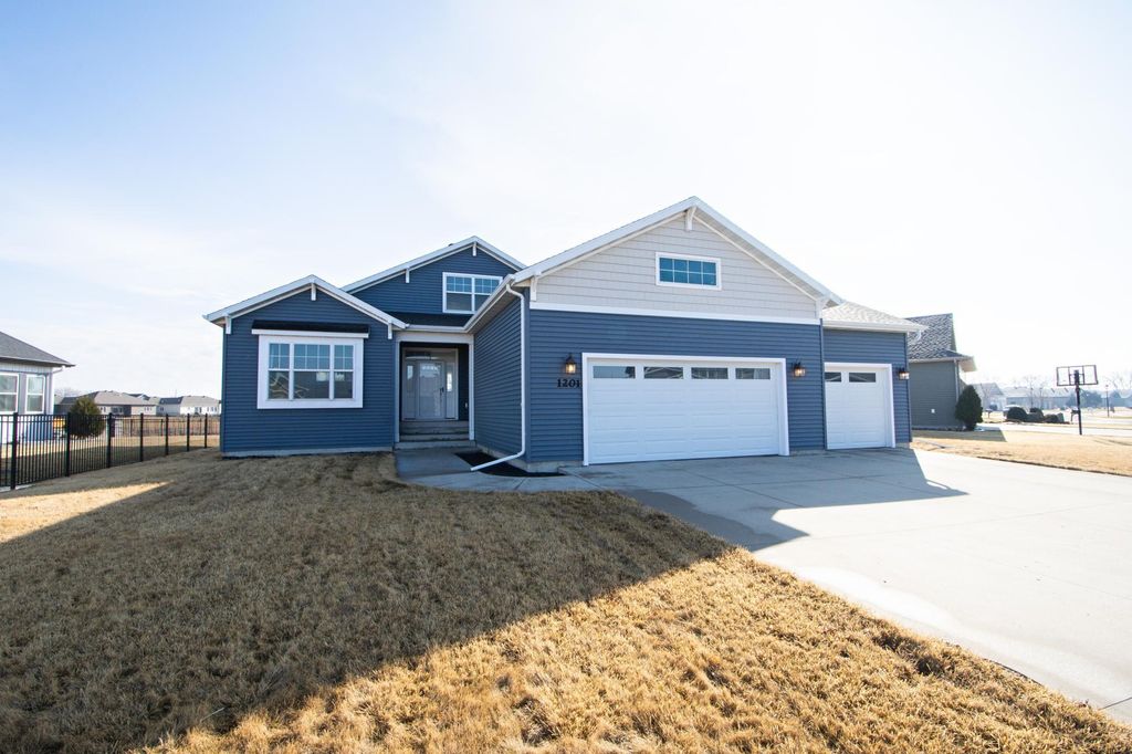 1201 W Summerwood Trail, Dilworth, MN 56529