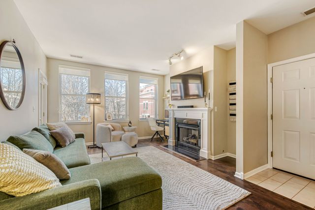 1215 N Orleans Street 303, Chicago, IL 60610