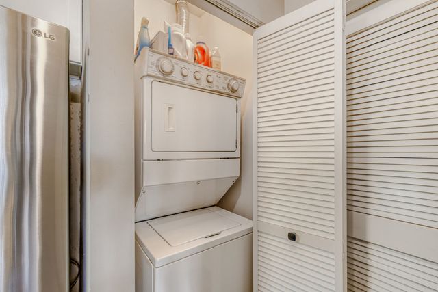 1215 N Orleans Street 303, Chicago, IL 60610