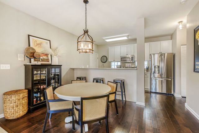 1215 N Orleans Street 303, Chicago, IL 60610