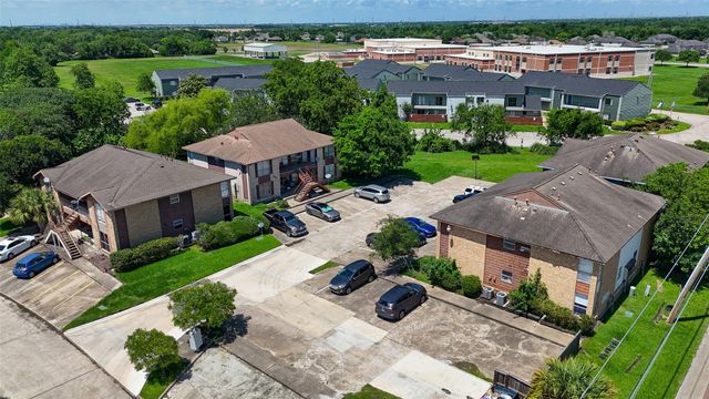 4029 Briar Hollow Drive, Dickinson, TX 77539