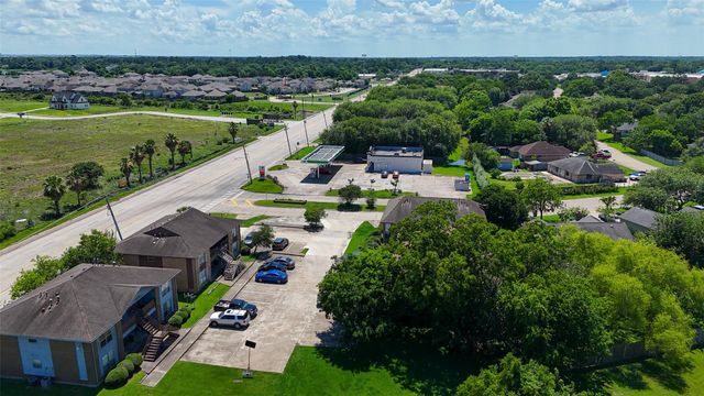 4029 Briar Hollow Drive, Dickinson, TX 77539