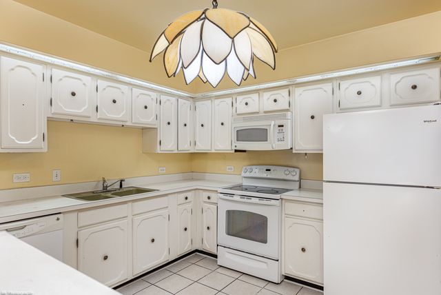5840 W 104th Street 214, Oak Lawn, IL 60453