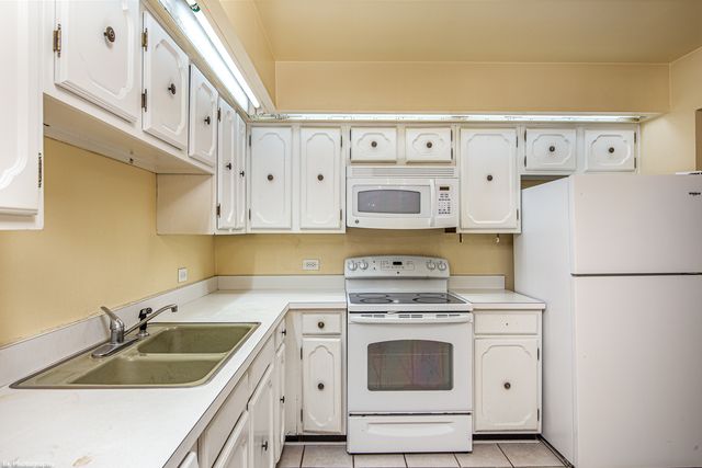 5840 W 104th Street 214, Oak Lawn, IL 60453