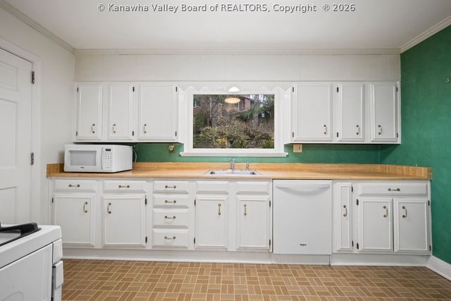 606 Briarwood Road, Charleston, WV 25314